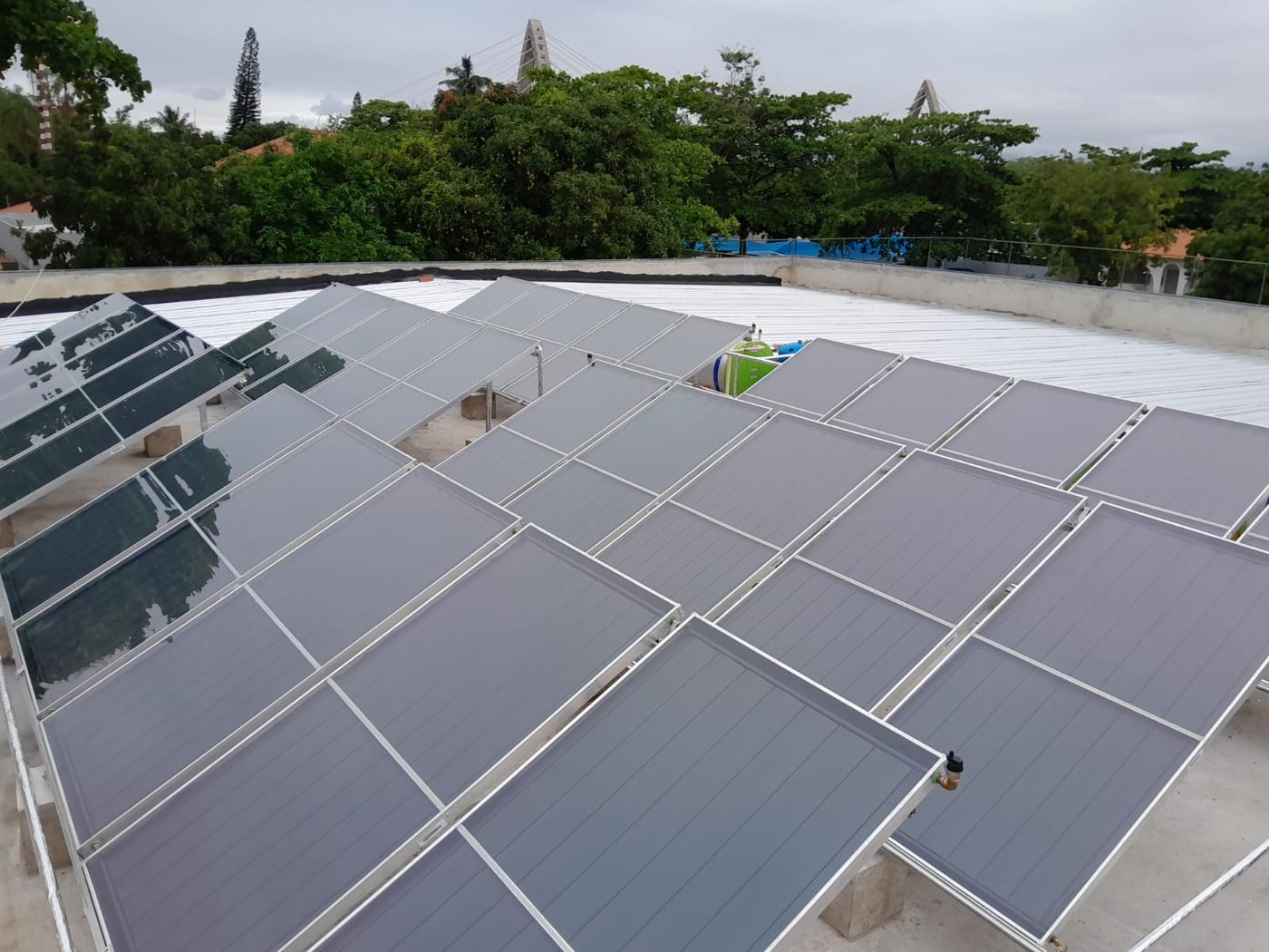 Sistema de aquecimento solar para piscina instalado pela ComSol Rio