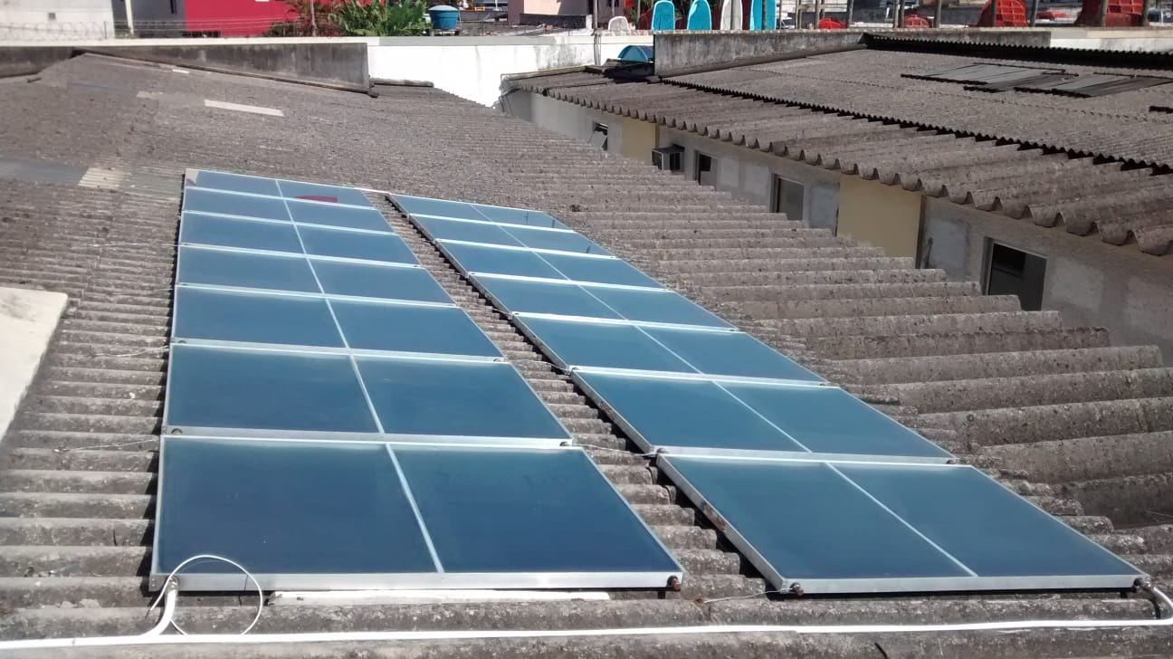 Conjunto de coletores solares instalado pela ComSol Rio em empreendimento de grande porte